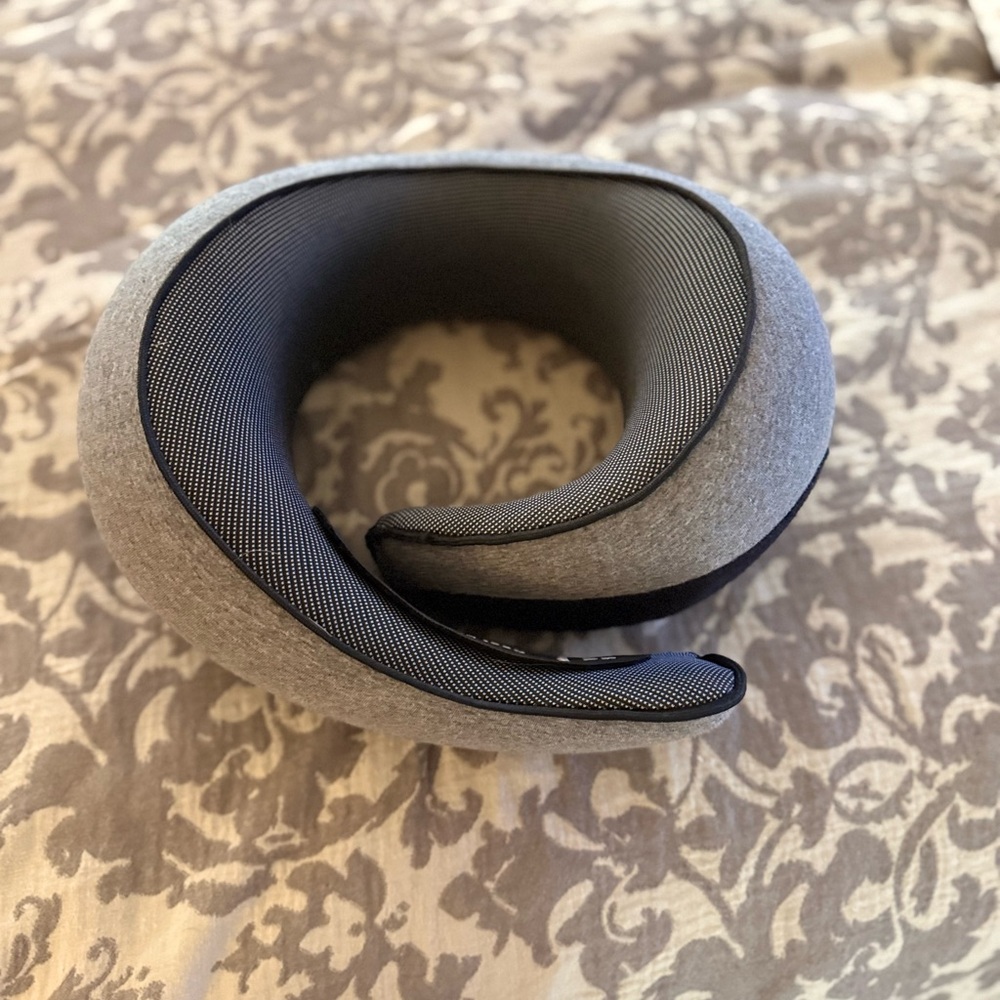 Fly Hugz Gray Travel Neck Pillow - Picture 4 of 6